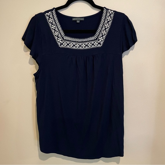 Navy blue Adrianna Papell short sleeve blouse with white embroidery, size Large - Picture 1 of 4